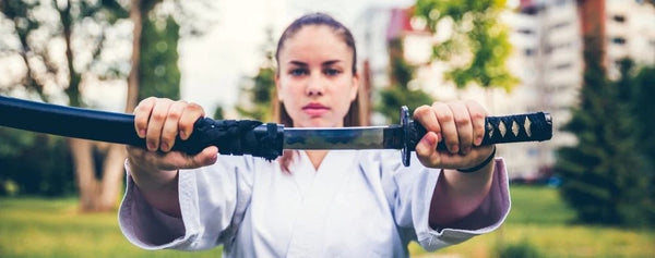 mujer y katana